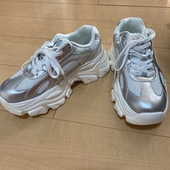 厚底スニーカー シルバーの画像