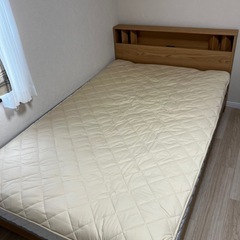 【受け渡し予定者決定】セミダブルベッド（フレーム＋マットレス）美品／照明・コンセント付きの画像