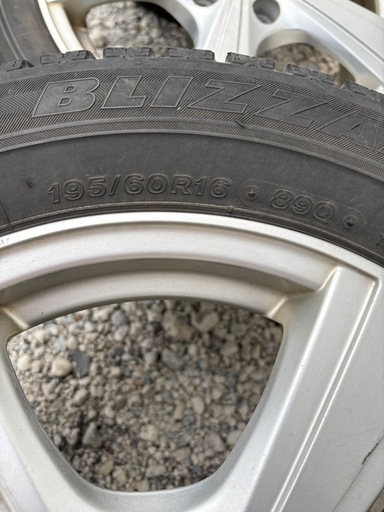 冬タイヤ　アルミ付き　195/60 R16