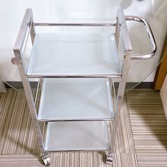 M691 ガラスワゴン ３段　擦りガラス キャスター付きの画像