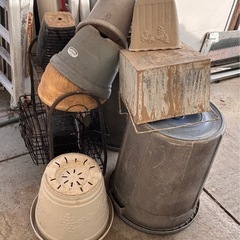 【2月中で処分予定】プラスチックケース、園芸用品、ブロック4個の画像