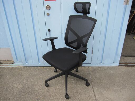 訳アリ特価！　メッシュチェア　ヘッドレスト付き　ブラック　肘あり　※背もたれが通常より倒れてます