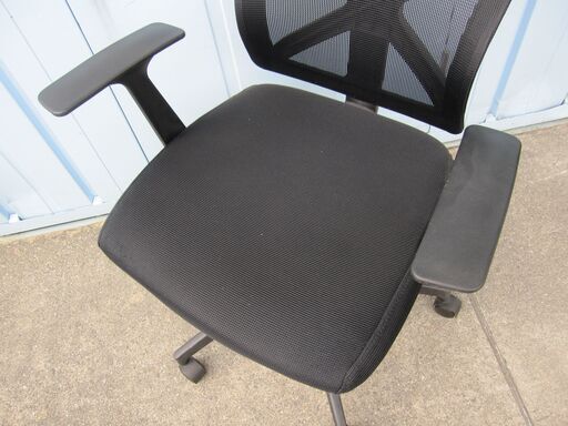 訳アリ特価！　メッシュチェア　ヘッドレスト付き　ブラック　肘あり　※背もたれが通常より倒れてます