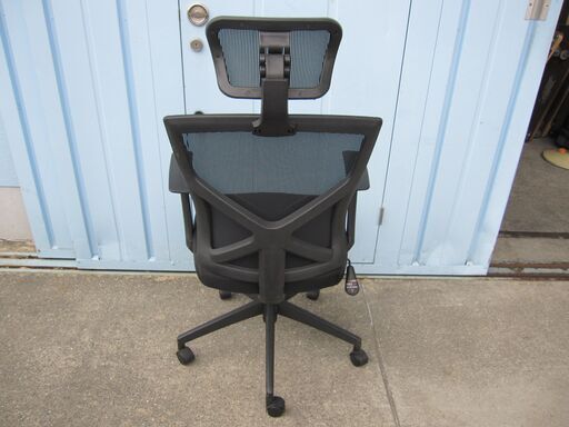 訳アリ特価！　メッシュチェア　ヘッドレスト付き　ブラック　肘あり　※背もたれが通常より倒れてます