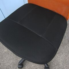 メッシュチェア　オレンジ　肘なし　の画像