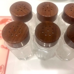 調味料入れ、まな板の画像