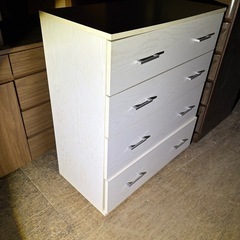 木製4段タンスの画像