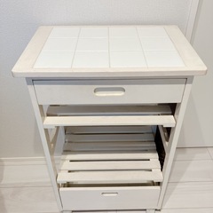 キッチン台とレンジ台と棚の画像