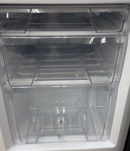 冷蔵庫【配達無料お届け設置出来ます?都内近郊?】?2025年新品購入品?142ℓ容量❄️冷凍室❄️引出し式✨除菌クリーニング済の極美品