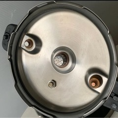 ステンレス圧力鍋 圧力調整機能付き  ベントバルブのキャップがありません。の画像