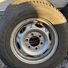 スタッドレスタイヤ195/80R15    キャラバン／ハイエースの画像