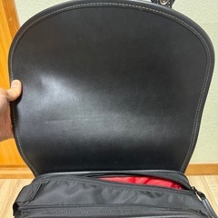 美品　ヘンリービギンズ　サイドバッグ　容量10L トラぺ／ラウンドタイプの画像