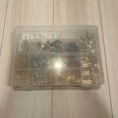 ピアス、リング、チャームなど大量アクセサリーパーツ　の画像