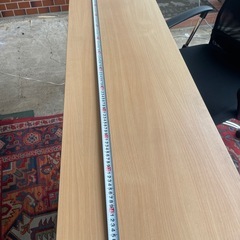 テーブルと椅子の画像