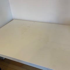 6人用テーブルの画像