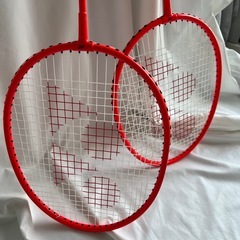 【難あり】ヨネックス　バドミントンラケット　シャトル2個、ラケットホルダー付きの画像
