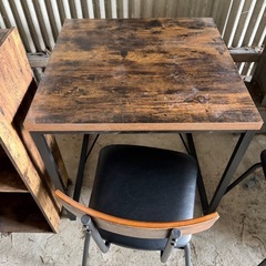 テーブル椅子セットの画像