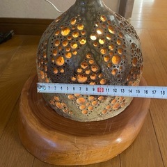 陶器製ランプ(木製台座付き)の画像