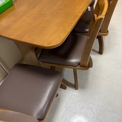 4人テーブルと4セット椅子の画像