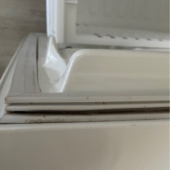 とても古い冷蔵庫の画像