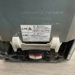 とても古い冷蔵庫の画像