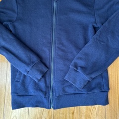 サイズ150 紺色パーカーの画像