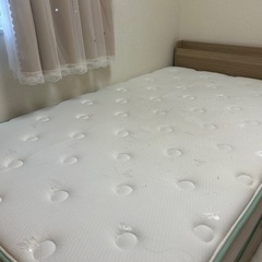 セミダブルベッドフレームとマットレスの画像