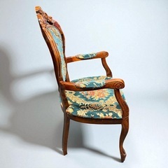 アンティーク調 木製アームチェア｜クラシック柄の画像