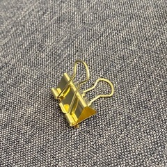 金のクリップとフラワーシャワー用造花の画像