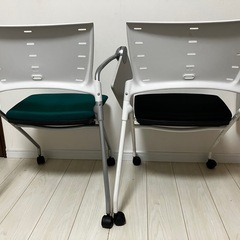 【明日終了】折りたたみ式 会議用チェア（メモ台付き）2脚セット／美品／キャスター付の画像