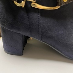 ネイビーのショートブーツの画像