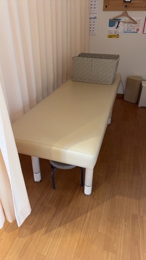 施術ベッド 180×60｜治療院使用｜比較的キレイ｜引き取り限定）