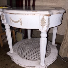 アンティークテーブルの画像