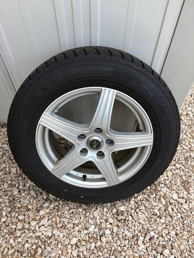 スタッドレスタイヤ　205/65R16 プリウスα エスティマ　ヴェルファイアで使用