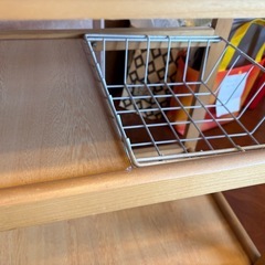 木製ワゴン　引き出し、コンセント付きの画像