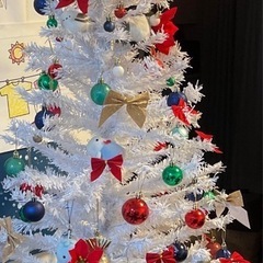 クリスマスツリーと飾りの画像