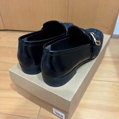 AdeVivre サステナブルゴールドパーツベルトローファーの画像