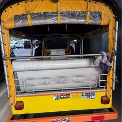 旅する幸せの黄色いトゥクトゥクの画像