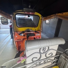 旅する幸せの黄色いトゥクトゥクの画像