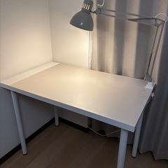 【受渡し予定者決定】デスク＋ワークランプ セット ホワイト シンプル（IKEA） 在宅ワークに◎ の画像