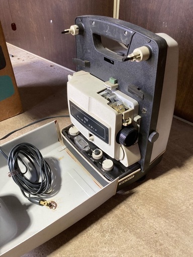 エルモ・8ミリフィルム映写機 FP-F 昭和時代のレトロな映写機 (リユ-ス
