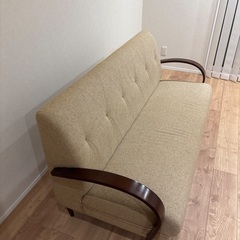 美品】二人掛けソファー（ウッドアーム・北欧風）の画像