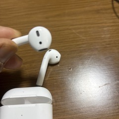 ワイヤレスイヤホン、充電ケーブル、ライトニング有線イヤホンの画像