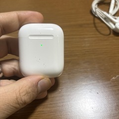 ワイヤレスイヤホン、充電ケーブル、ライトニング有線イヤホンの画像