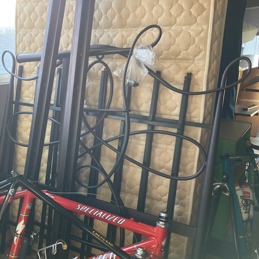 鉄製オシャレなシングルベッド