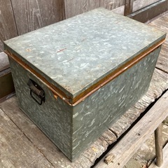 小型のブリキ茶箱の画像