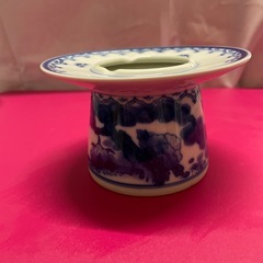 青い花模様の陶器製灰皿の画像
