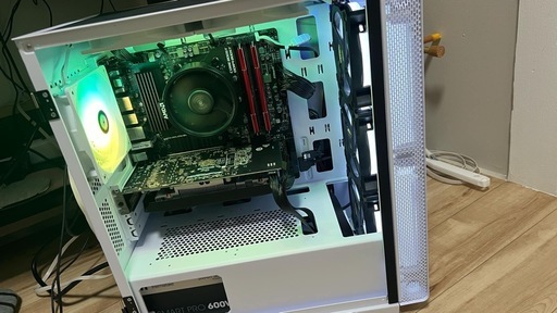CPU：Ryzen 5 5500GT ・GPU：GTX 1660 Super ・メモリ：16GB 
SSD：NVMe 500GB デス