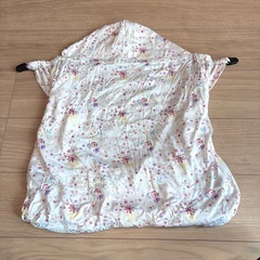 nitori ニトリ 抱っこ紐用ひんやりブランケット お花柄 フード付きの画像
