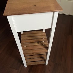 木製サイドテーブルの画像